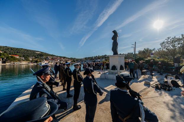 Drvenik Veli: Predsjednik Zoran Milanović položio je vjenac na spomen obilježju “Majka Domovina”
