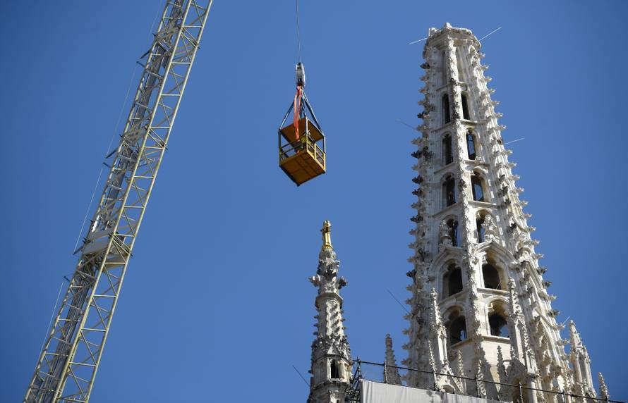 U utorak trebali rušiti toranj katedrale, ali puhao je vjetar