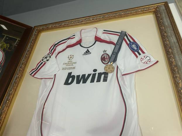 FOTO Bili smo u luksuznoj kući Gattusovih: Dresovi, trofeji i neobičan poklon usred sobe