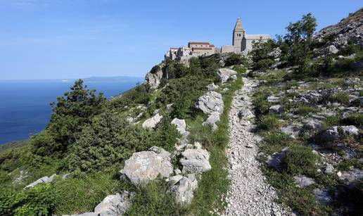 FOTO Malo hrvatsko selo na litici skriva najljepšu plažu ikad