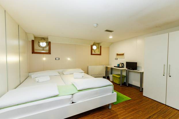 FOTO Zavirite u prvi brod-hotel u Hrvatskoj: Noćenje na ovom brodu u Rijeci ima posebnu čar