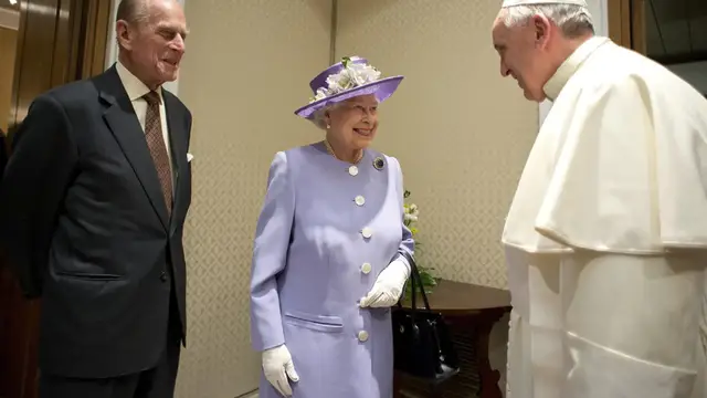 I Papa Franjo je odao počast preminuloj kraljici Elizabeti II.