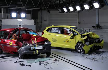 Fotografija koja otkriva koliko su novi automobili sigurniji