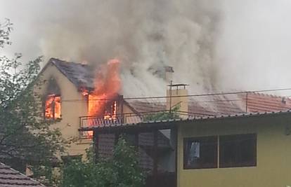 Zagreb: Dok je obitelj bila vani, vatra im je gutala kat i krovište