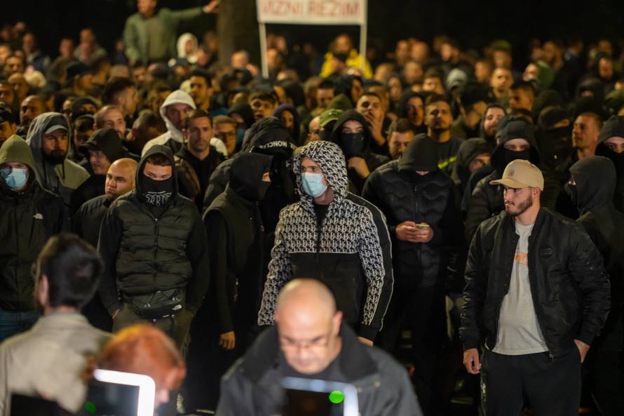 Podgorica: Stotine građana prosvjeduje ispred zgrade Vlade Crne Gore nakon ranjavanja mladića iz Podgorice u incidentu za koji su osumnjičeni državljani Turske i Azerbejdžana