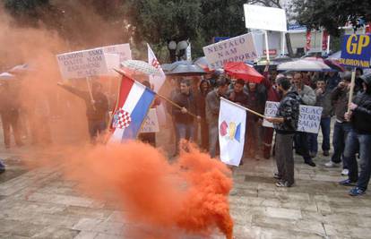 Zbog stečaja GP Dubrovnik radnici su zapalili bengalke