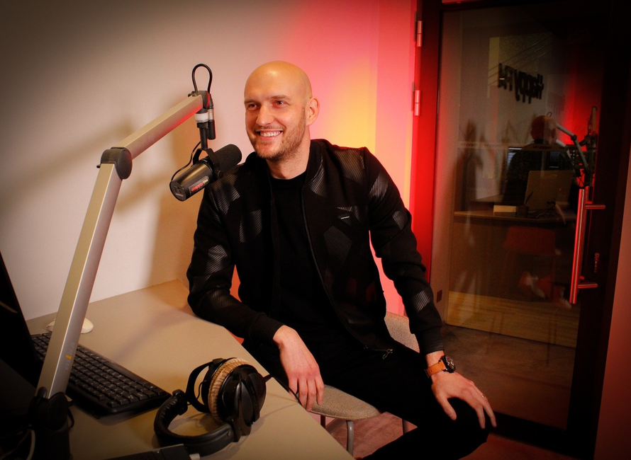 Škugor komentirao lažne vijesti da se razvodi i otkrio: Kome god pjevam na svadbi, ostaje skupa