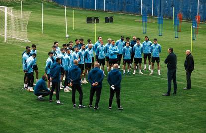 Prvi trening Dinama bez Fabija Cannavara: Manenica igračima drži govor, stigao i predsjednik