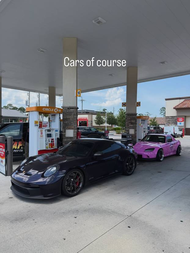 FOTO Ljubiteljica snažnih i brzih automobila osvaja mreže: Bikini spaja s konjskim snagama