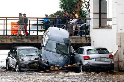 Novi kaos u Španjolskoj: Bujica usred noći odnijela više od 30 automobila! Pogledajte fotke