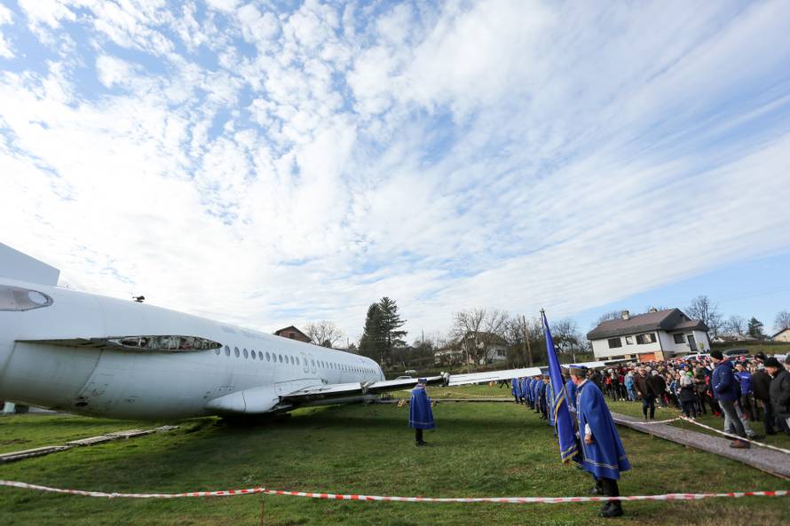 Doček u party avionu: Uz ples i vatromet  'uletjeli' su u Novu...