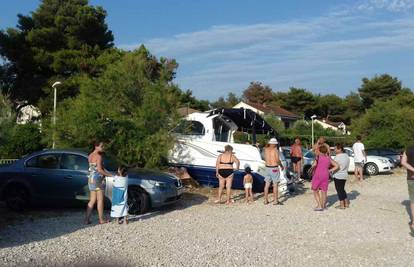 'Ide na nas!': Pijan je gliserom zamalo pokosio ljude na obali