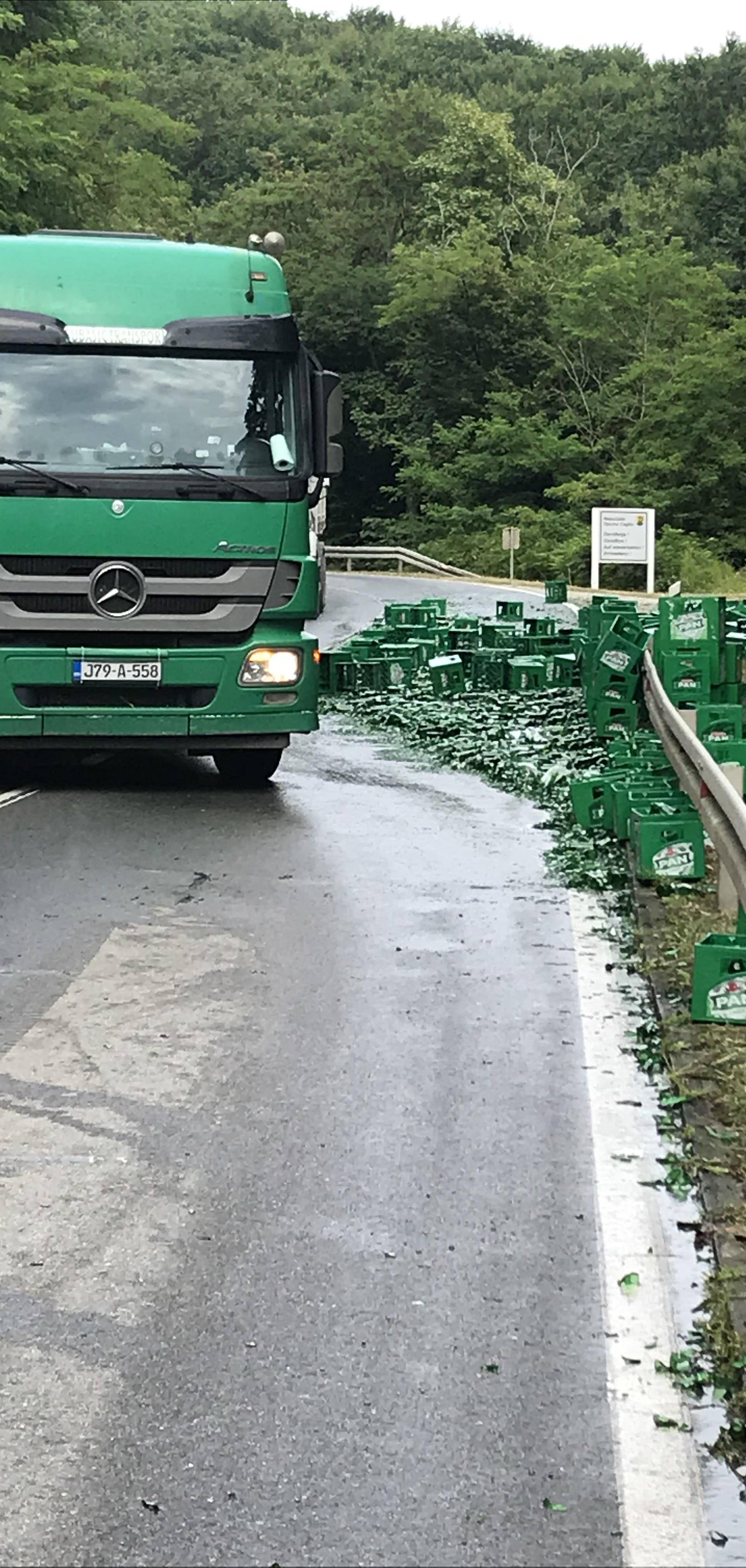 Prebrzo uletio u zavoj i ostao bez tereta: Rijeka piva tekla po cesti kod Požege