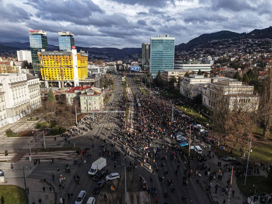 Sarajevo: Pogled iz zraka na okupljene u prosvjedu nakon stravične tramvajske nesreće