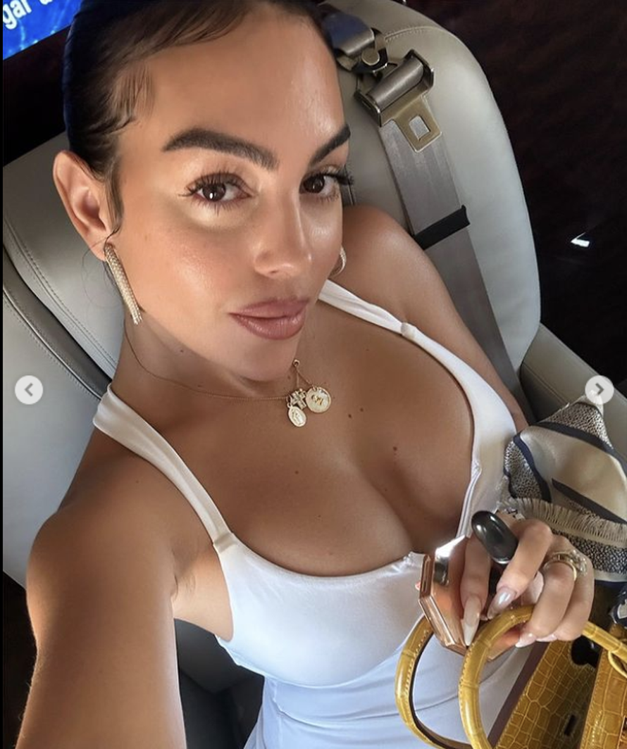 Sve pršti od luksuza! Georgina uskočila u privatni avion pa se pohvalila skupocjenom torbom