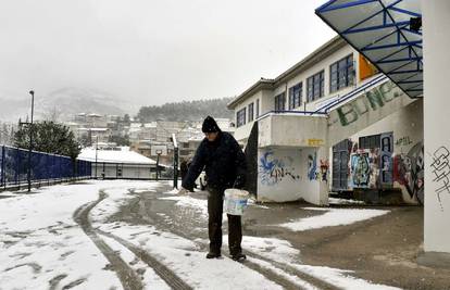 Prometni kaos u Grčkoj zbog oluje, snijeg je zameo i Tursku