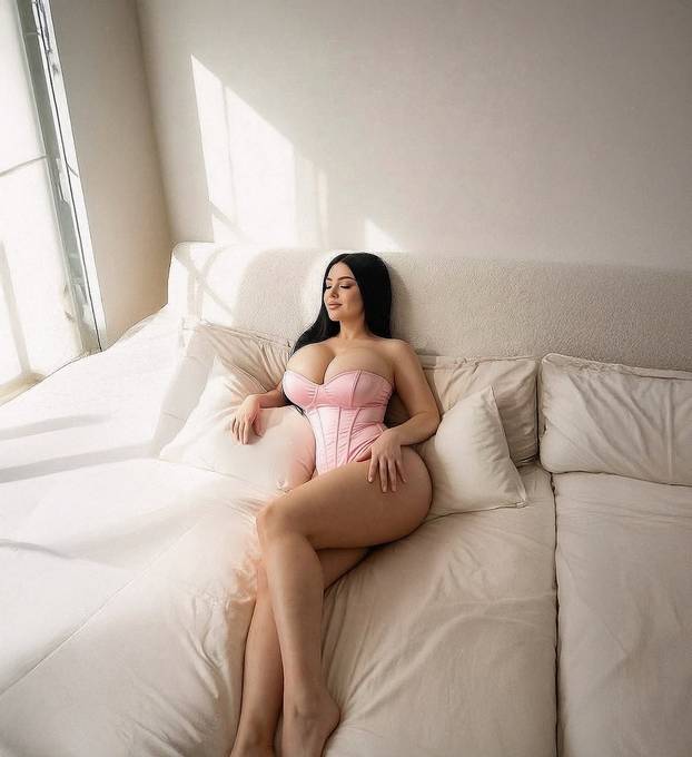 FOTO Bujna Slavonka pozirala u tangicama na jahti pa pozvala fanove: Sunčajte se sa mnom