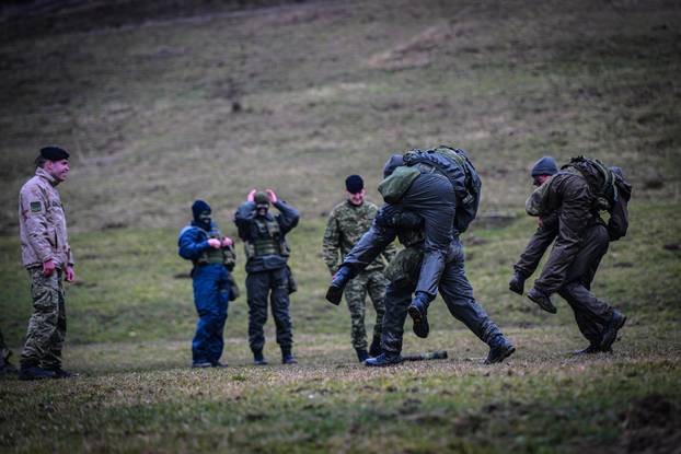 FOTO Vojni kadeti u akciji. Ovo su kadrovi sa zimskih kampova: 'Motivirani su i željni rada...'