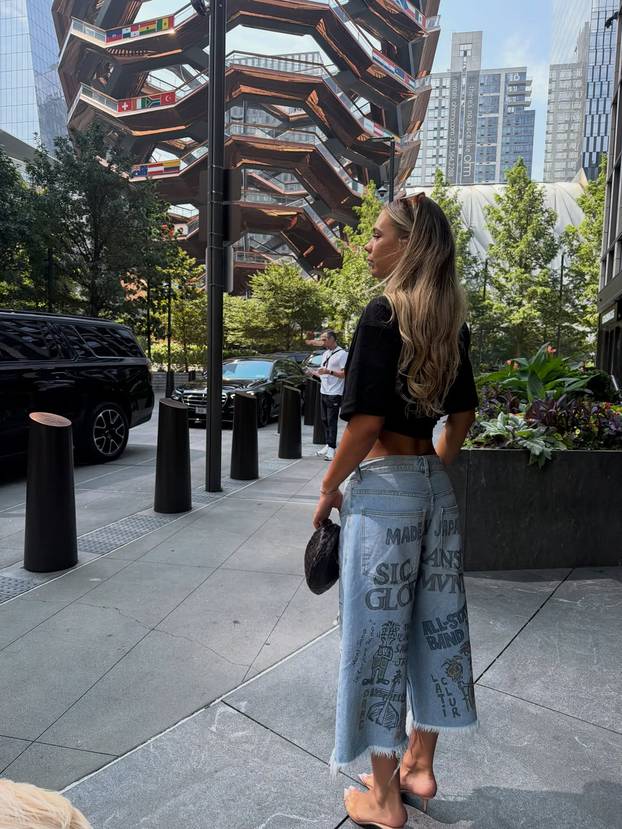FOTO Voli pozirati bez gaćica, a sad i bez grudnjaka. Jutta je opet izbezumila obožavatelje