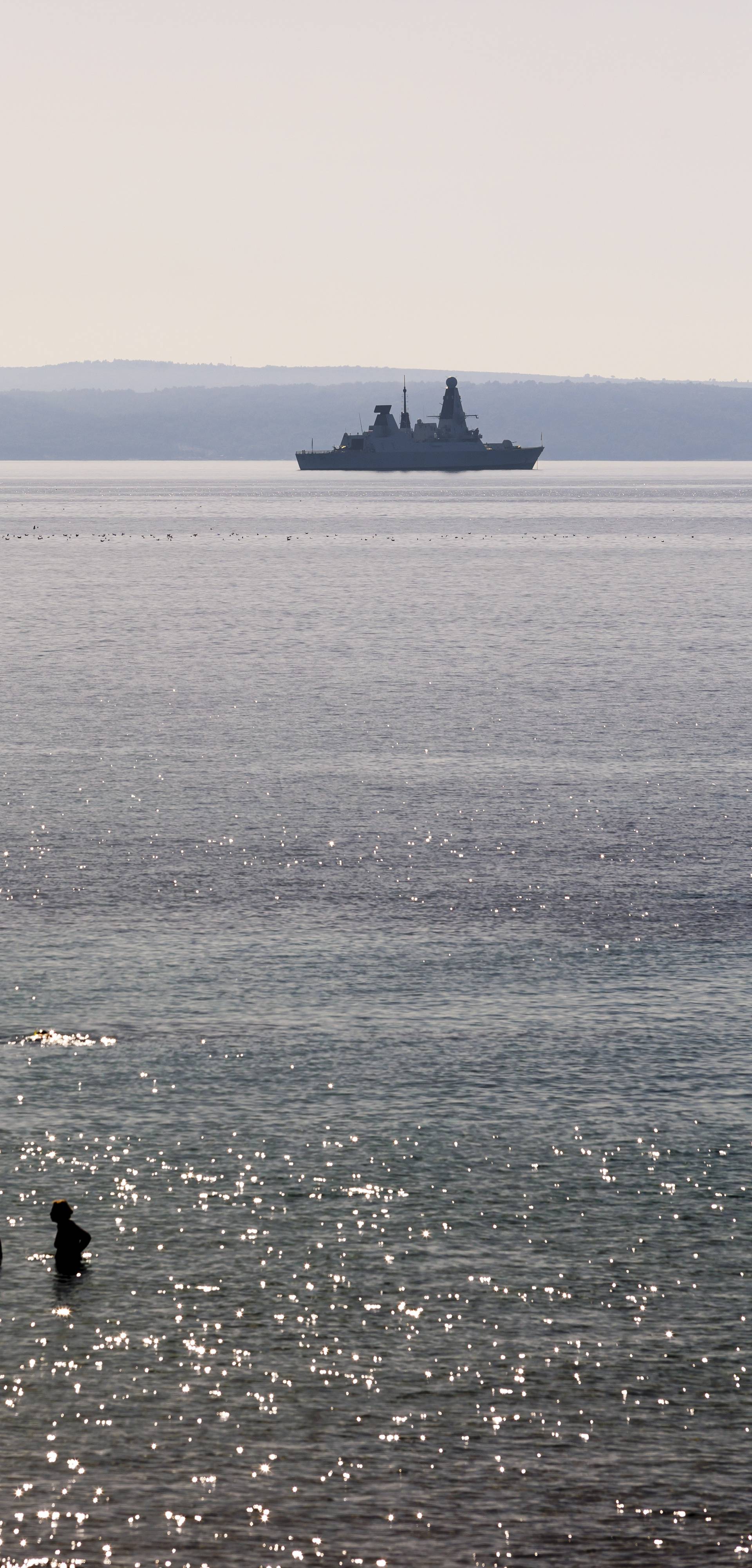 Britanski ratni brod HMS Defender usidren ispred Splita