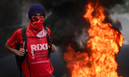FOTO Neredi u Hondurasu zbog predsjedni&ccaron;kih izbora: Gra&dstrok;ani zapalili gume, &scaron;iri se gusti dim..