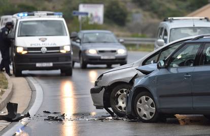 U sudaru dva automobila u Njivicama  ozlijeđeno dvoje ljudi