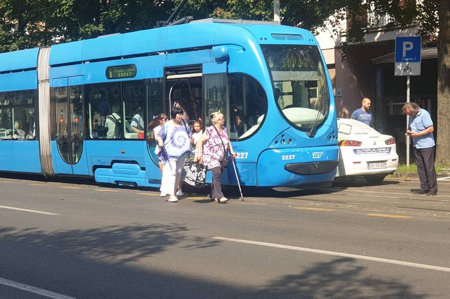 Nesreća u Zagrebu: Sudarili se taxi i tramvaj, dvoje ozlijeđeno