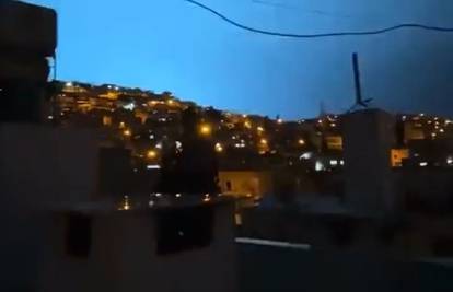 VIDEO Tijekom razornog potresa u Turskoj nebo obasjala plava svjetlost i jaki bljeskovi