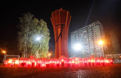 Zagreb: Maketa vukovarskog vodotornja i lampaši u naselju Siget