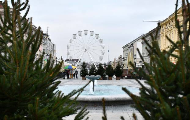 FOTO Slavonski Brod oblači svoje božićno ruho: Priprema grada za blagdansko ozračje