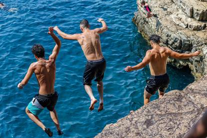 FOTO Lude akrobacije na plaži u Puli: Kupači 'lete' sa stijena, evo kako se bježi od vrućina...