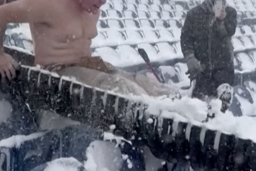 'A je to' u New Yorku: Navijači otkrili genijalan način za brže čišćenje snijega na stadionu