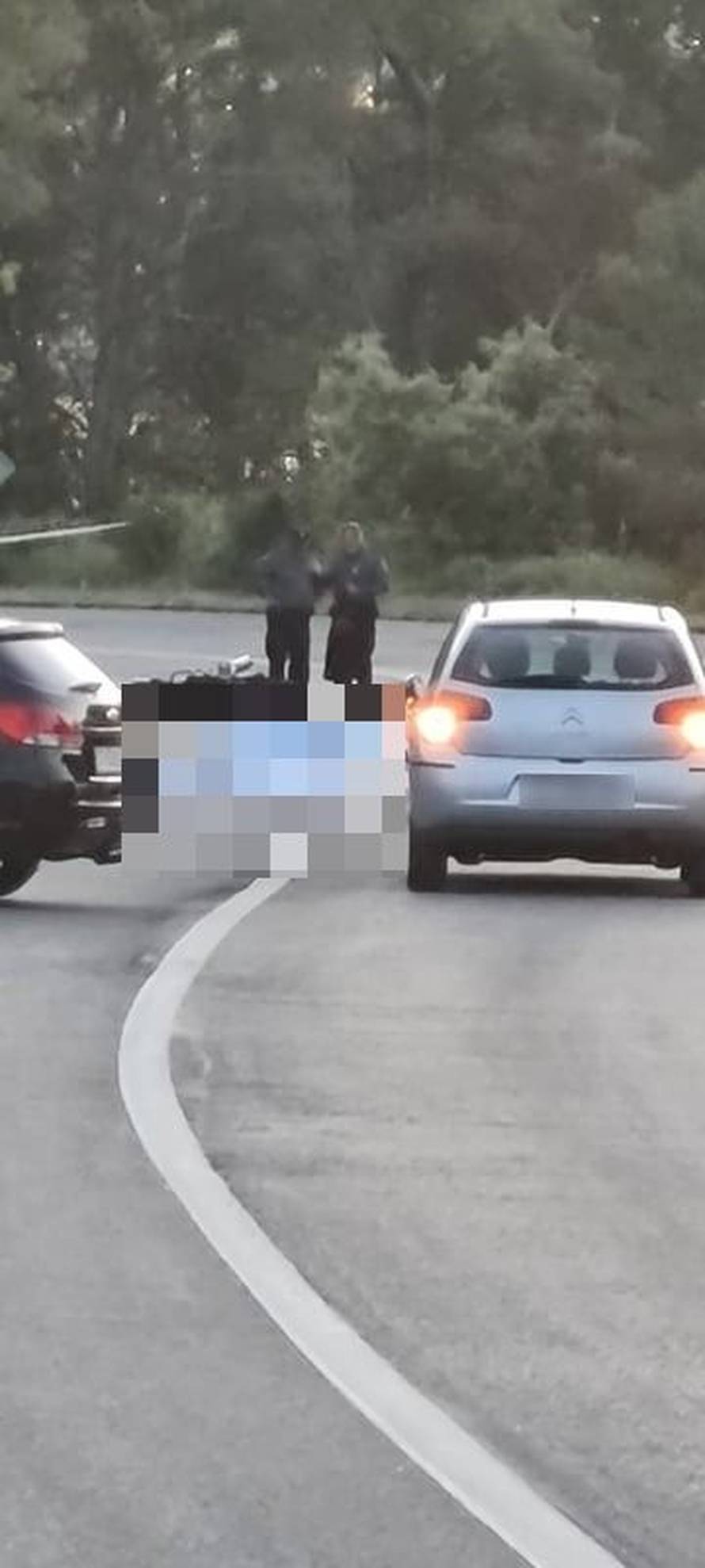 Vozač motora izgubio kontrolu u zavoju i udario u auto: U nesreći na Hvaru poginuo je i policajac