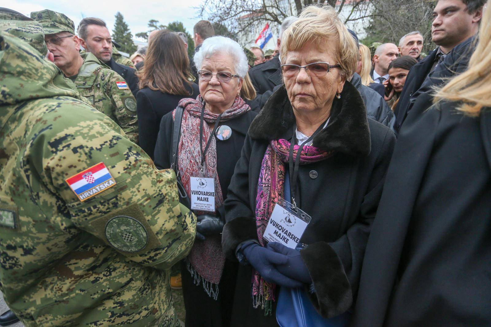 Brojni građani, branitelji i državni dužnosnici okupljaju se ispred bolnice u Vukovaru