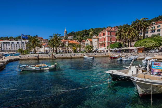 Sunčan dan na Hvaru 