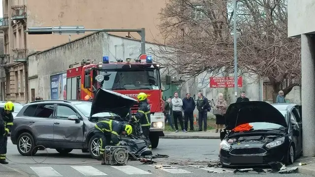 Sudar u Puli: Troje je u bolnici, vatrogasci izvlačili ljude iz auta