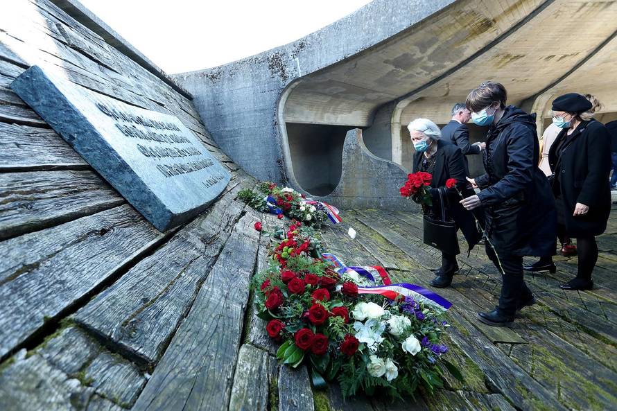 Milorad Pupovac i izaslanstvo manjina odali počast stradalima u Jasenovcu