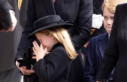 Obuzele su je emocije: Princeza Charlotte (7) rasplakala se na sprovodu kraljice Elizabete II.