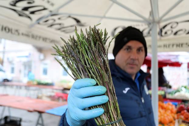 Rijeka: Na tržnicu stigle prve ovogodišnje divlje šparoge