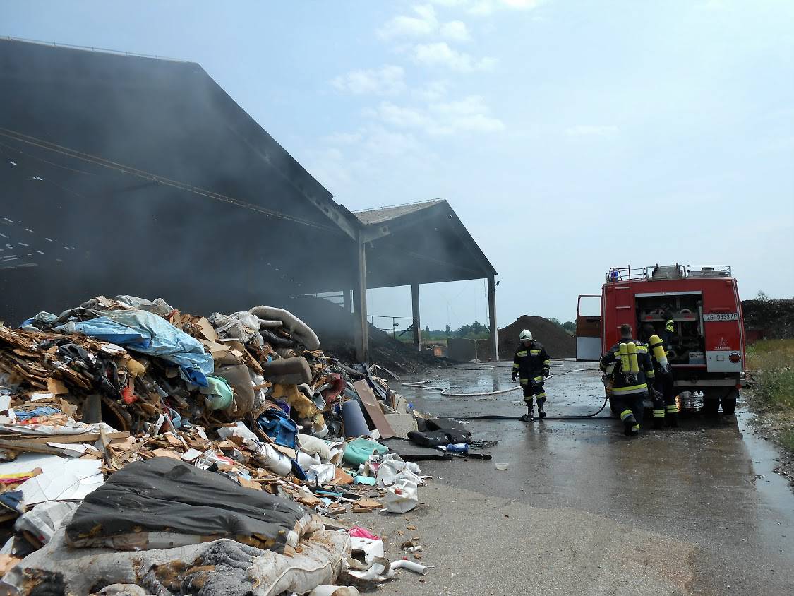 Vatrogasci brzo reagirali: Vatru u tvrtki za otpad odmah ugasili