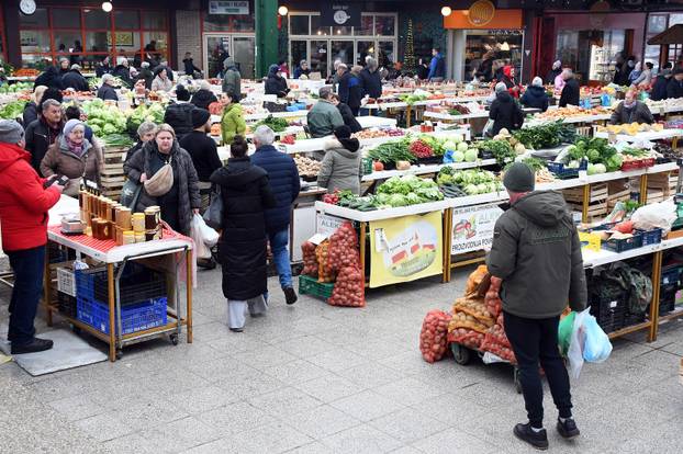 Bogata ponuda na gradskoj tržnici u Sisku