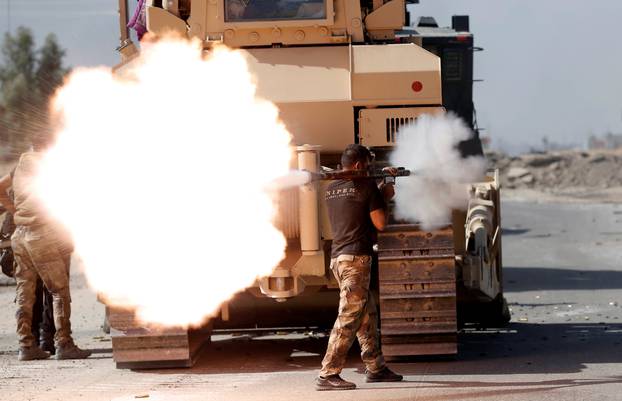 An Iraqi special forces soldier fires an RPG during clashes with Islamic States fighters in Bartella
