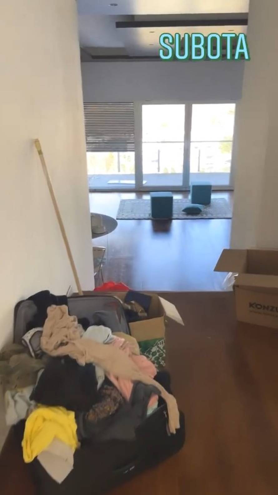 Radna akcija:  Nives čistila stan, pokazala je štikle i prljavi veš