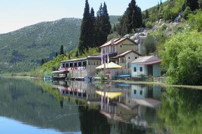 Villa Neretva zove na odmor iz snova uz vrhunski brudet i  delicije od jegulja i žaba