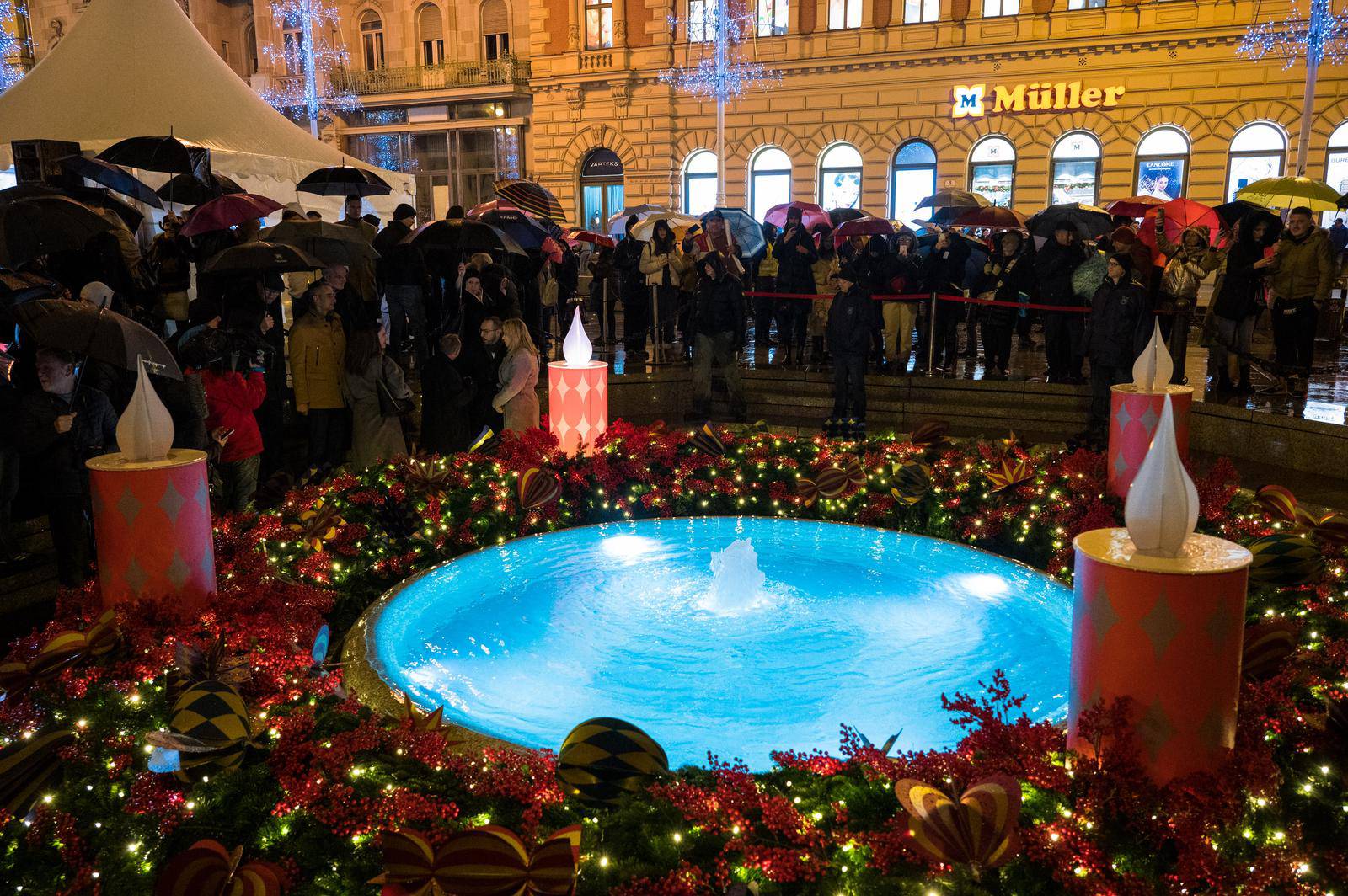 Zagreb: Gradonačelnik Tomašević i Nikolina Brnjac upalili prvu adventsku svijeću na Manduševcu