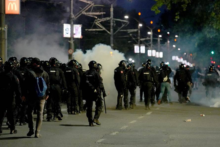 Neredi u Beogradu, sukobili se prosvjednici i policija