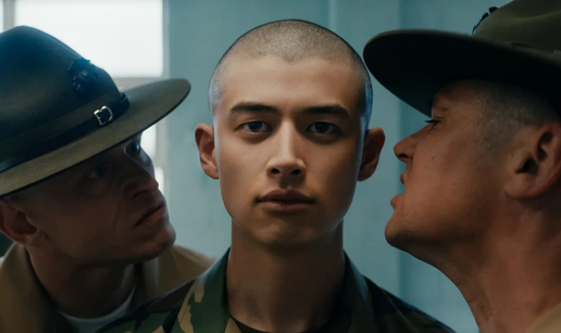 Pogledali smo Netflixovu seriju 'Boots': Zabavna je, gleda se u dahu, iako je klišeizirana...