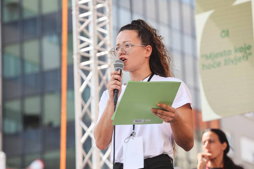 Glavni trg u Zagrebu prepun prosvjednika zbog opasnog otpada u Lici