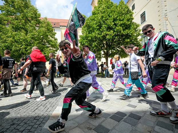 Maturanti u Varaždinu započeli svoj mimohod minutom šutnje za ubijenog Luku (19) iz Drniša