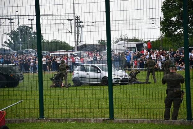FOTO Pogledajte vježbe HV-a i policije u Okučanima: Borbe, eksplozija i skok padobranom!